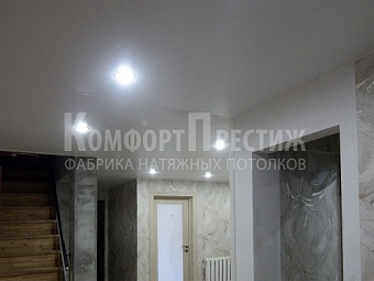 глянцевые натяжные потолки в прихожей 7